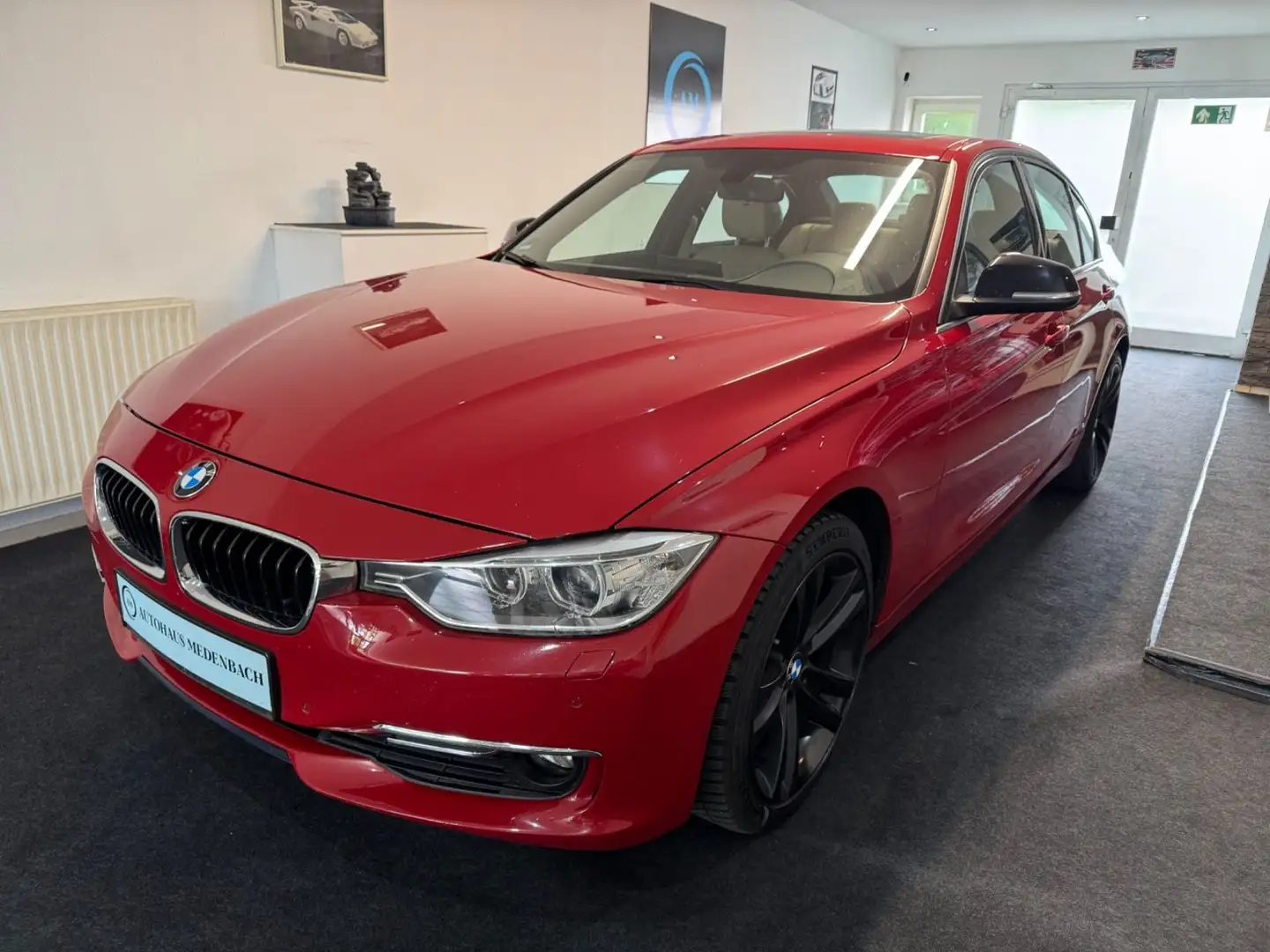 BMW 328 i xDrive Sport Line Automatik Vollausstattung Červená - 1
