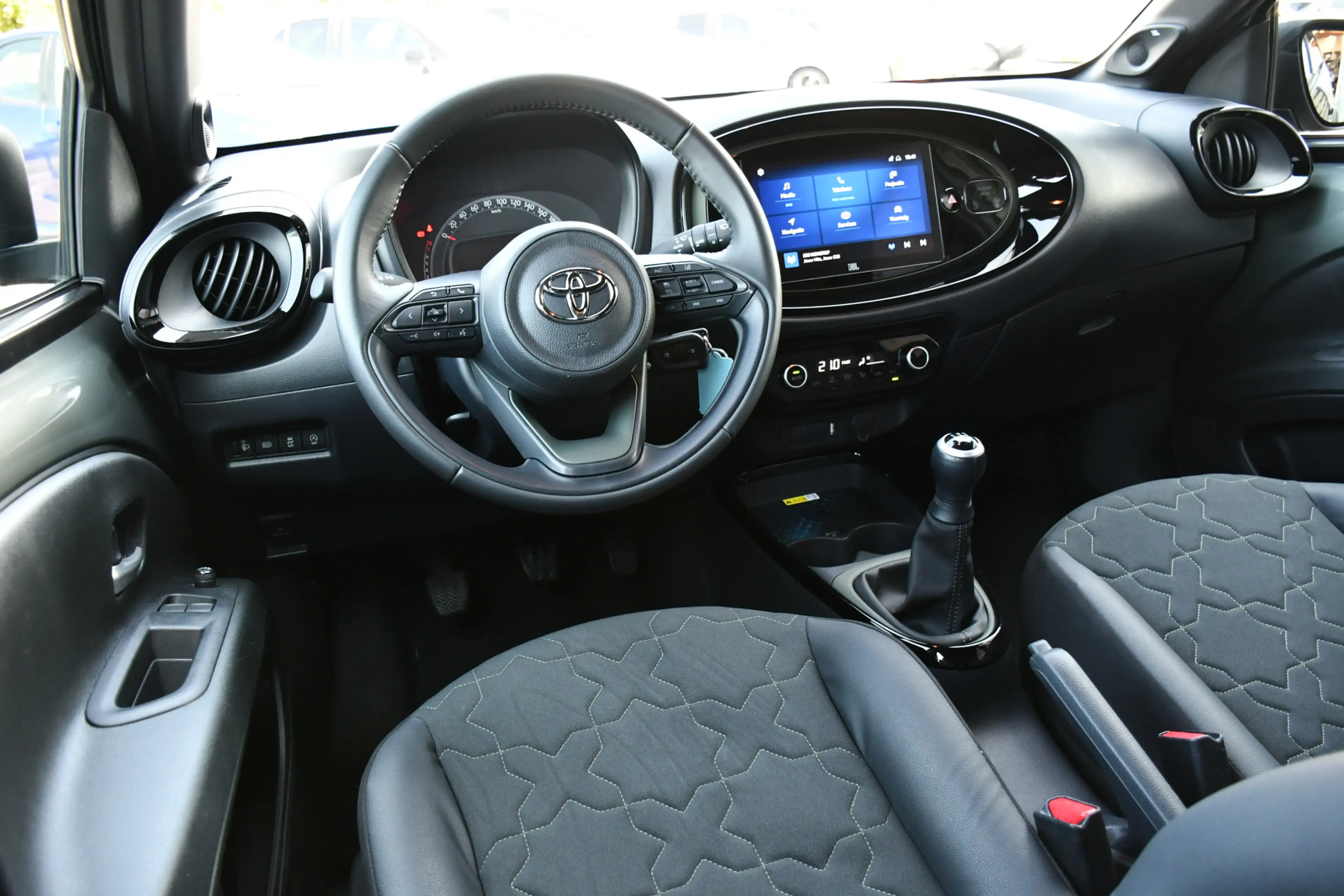Toyota Aygo X 1.0 VVT-i MT Envy 72pk | Half leder/stof interieur — photo 2