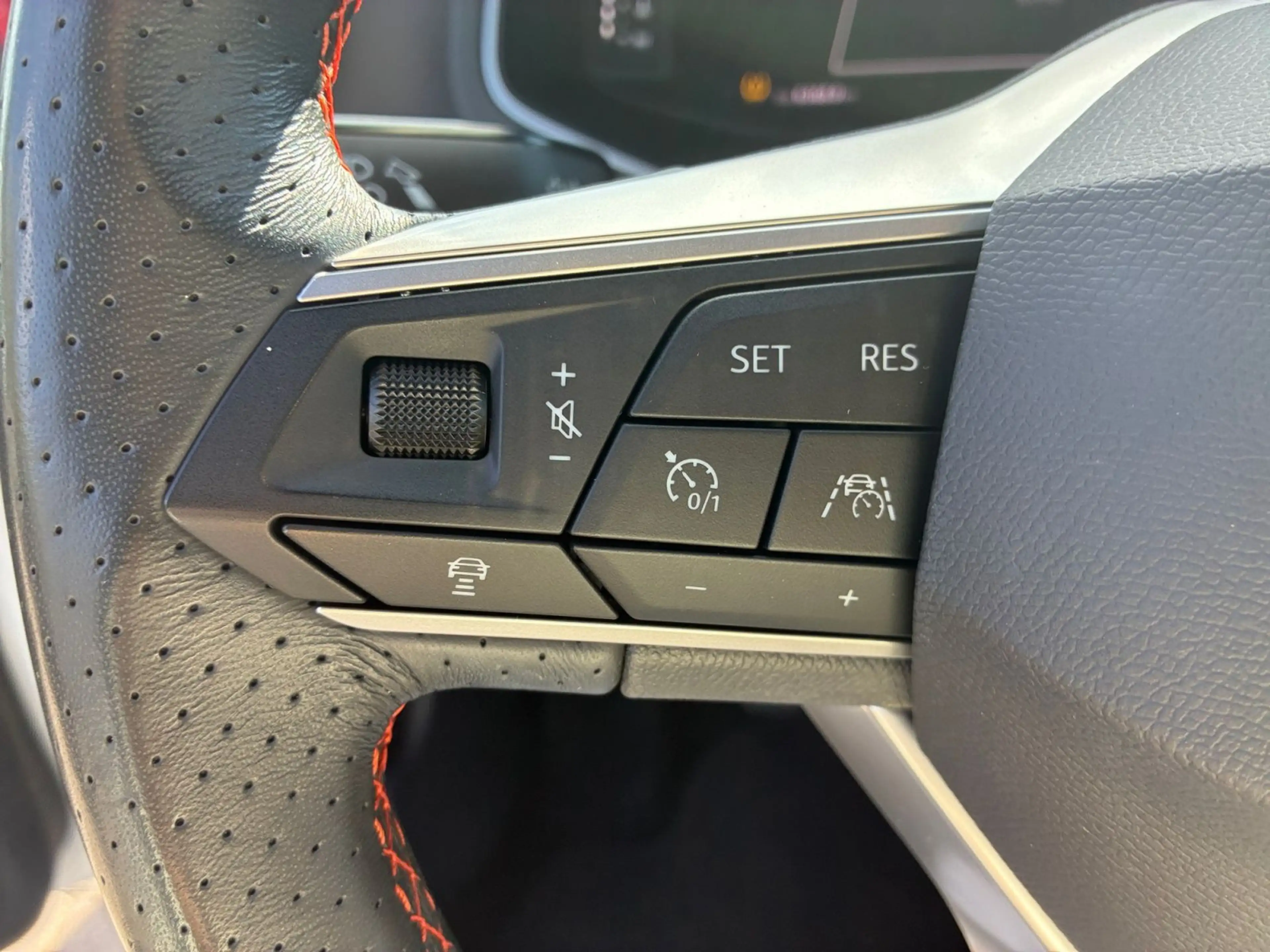 SEAT Arona FR 1.0 TSI 6-Gang Navi Full Link GJR ACC L — photo 18