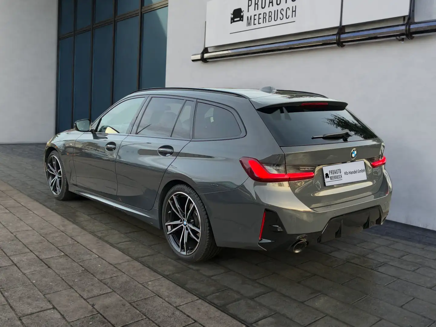 BMW 320 d xDr. M Sport AHK/ASSISTSPROF/HUD/PANO/HARMAN Grau - 2