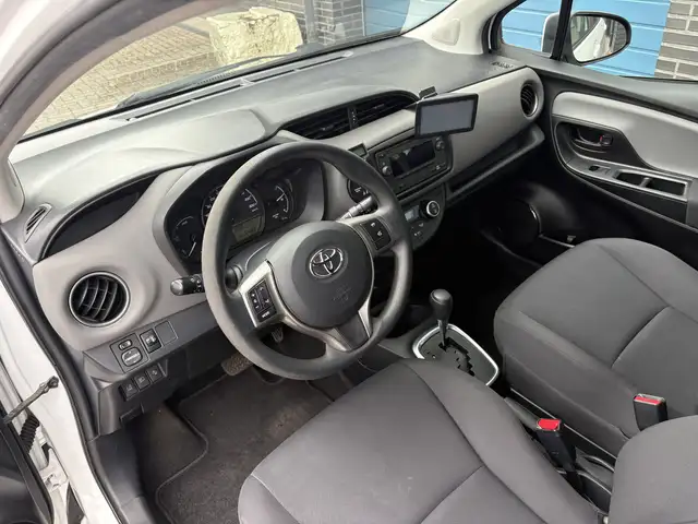 Toyota Yaris view 3