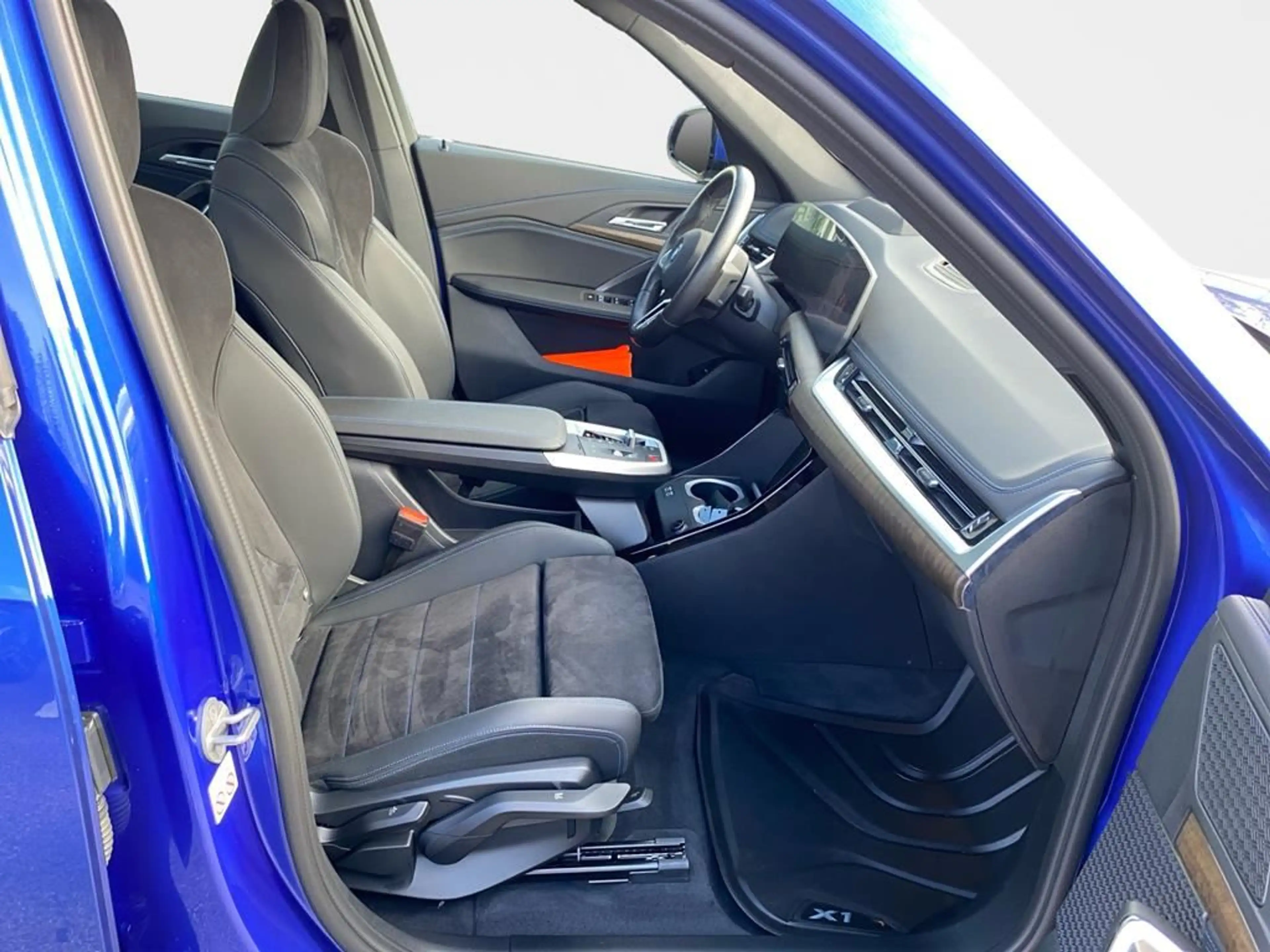 BMW iX1 — photo 14