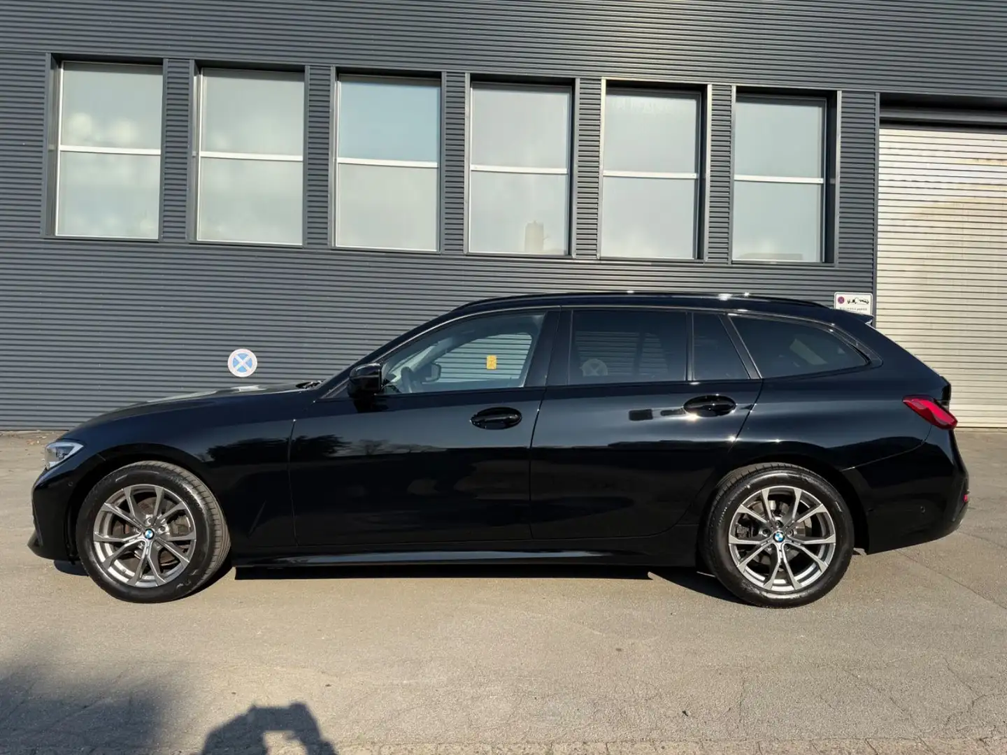 BMW 320 d Touring Sport Line AHK H/K R-Cam BMW Laser Schwarz - 2