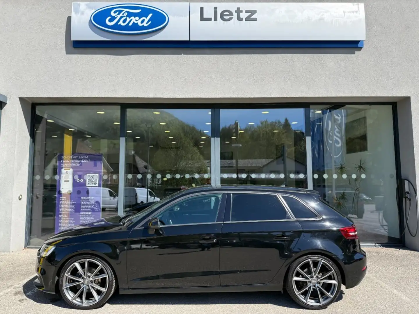 Audi A3 Sportback Basis 2,0TDI Schwarz - 1