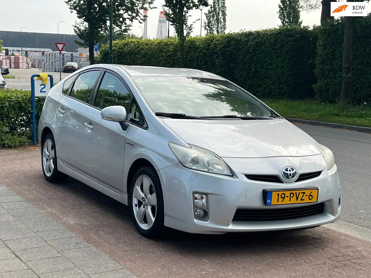 Toyota Prius 1.8 Aspiration *Dlr. Onderhouden|APK 09-2026! Gri - 1