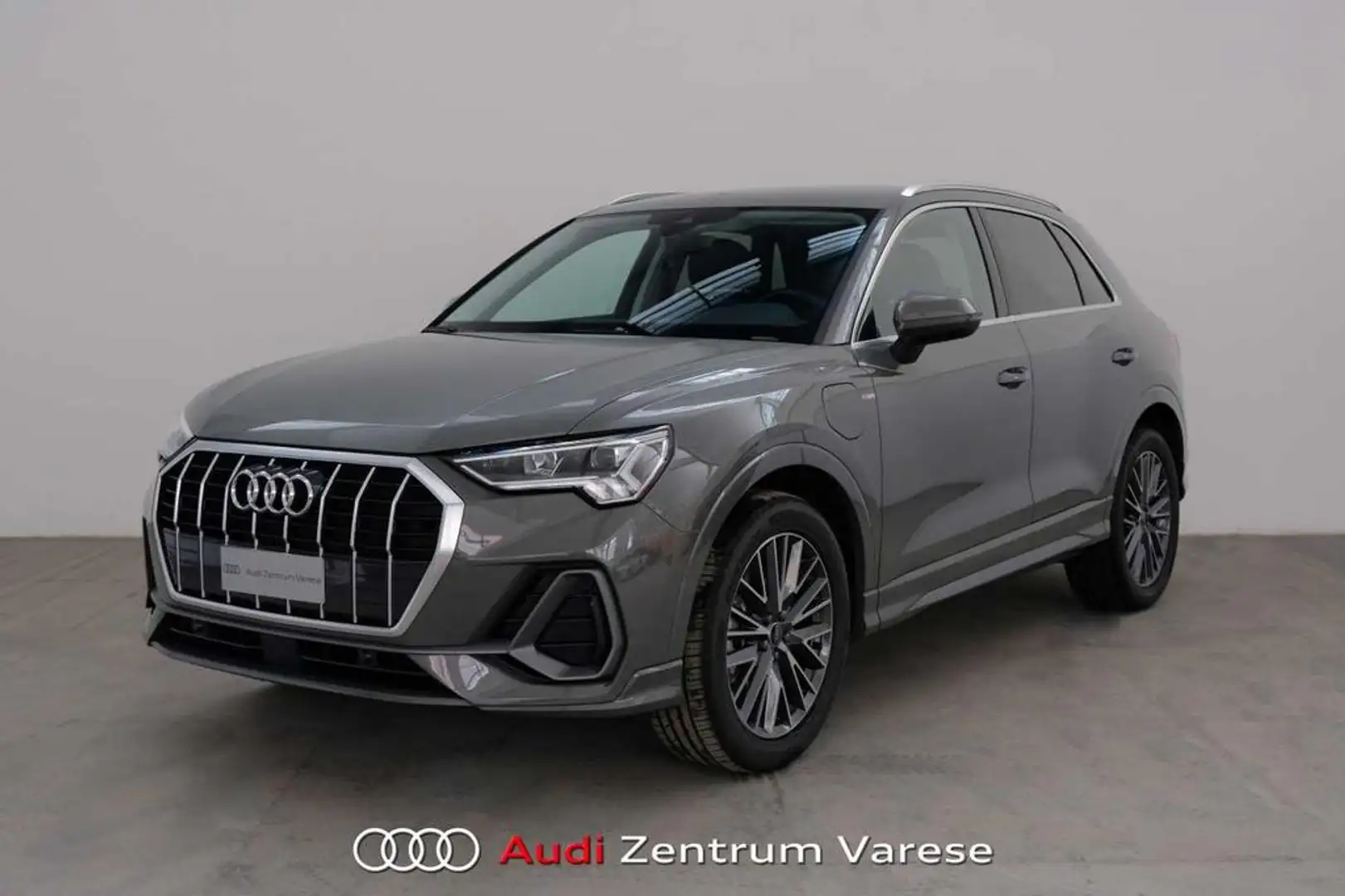 Audi Q3 45 1.4 tfsi e S Line Edition s-tronic Grau - 1