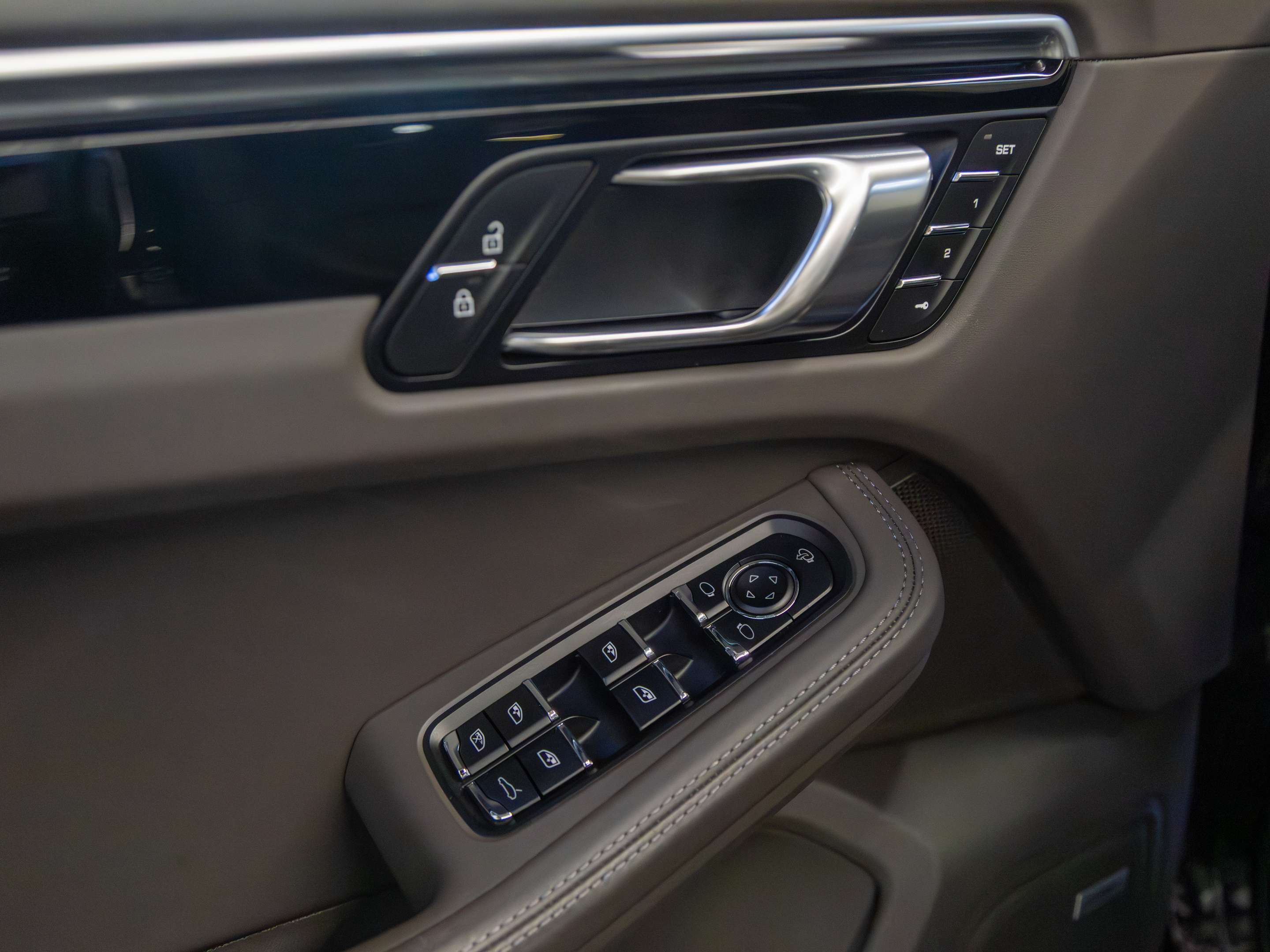 2024 Porsche Macan S AWD thumb 8