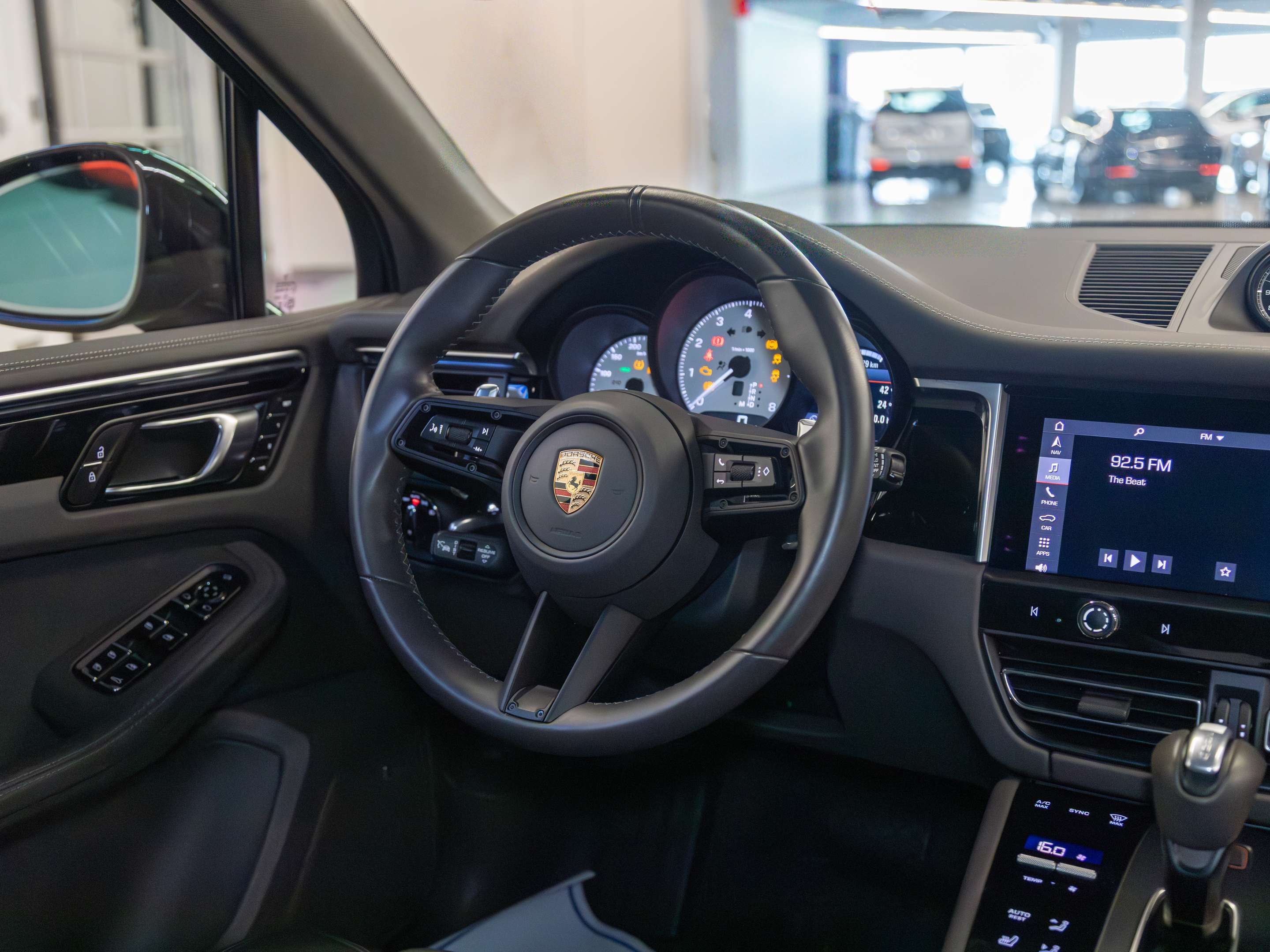 2024 Porsche Macan S AWD thumb 12