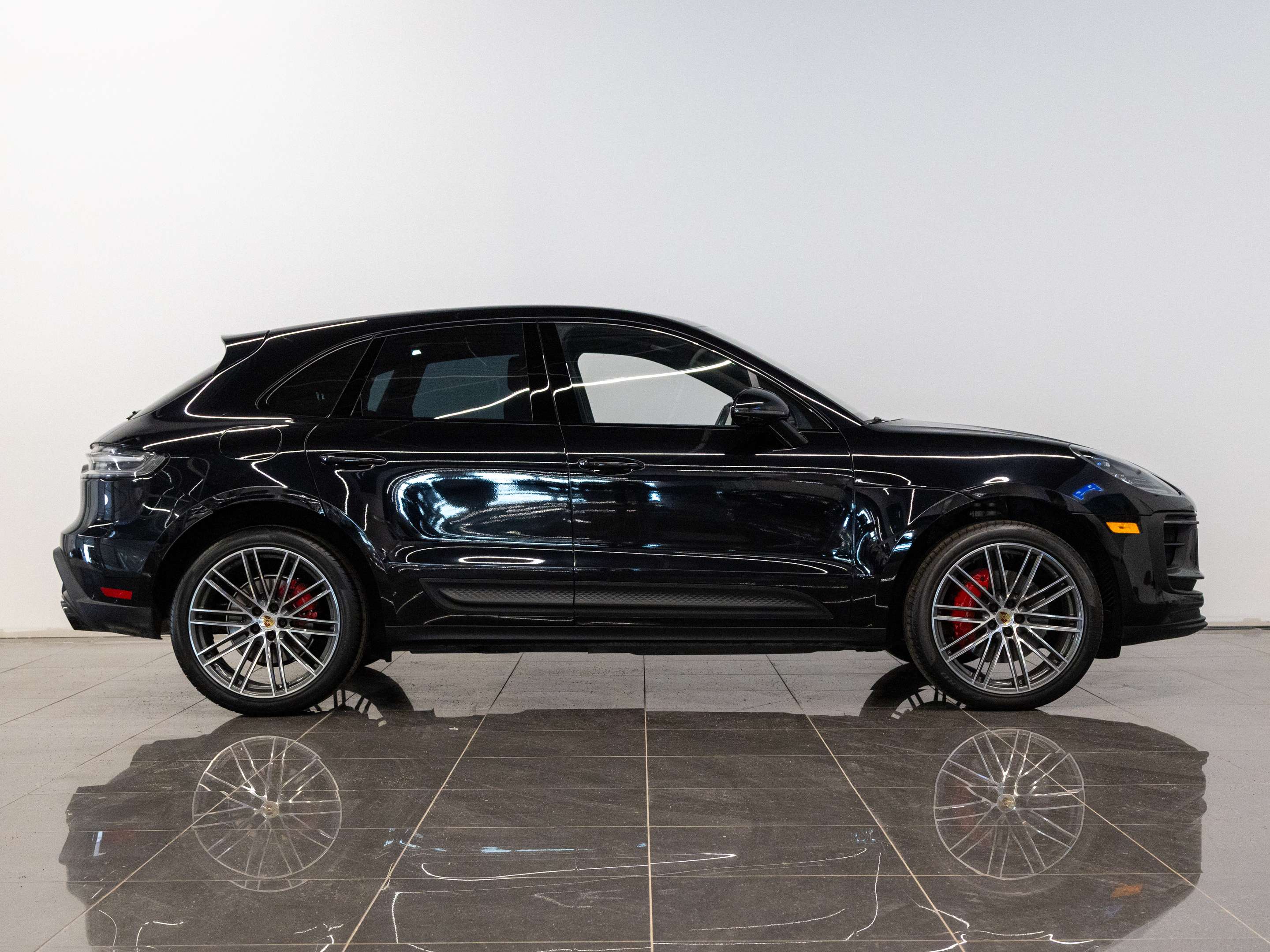 2024 Porsche Macan S AWD alt 2