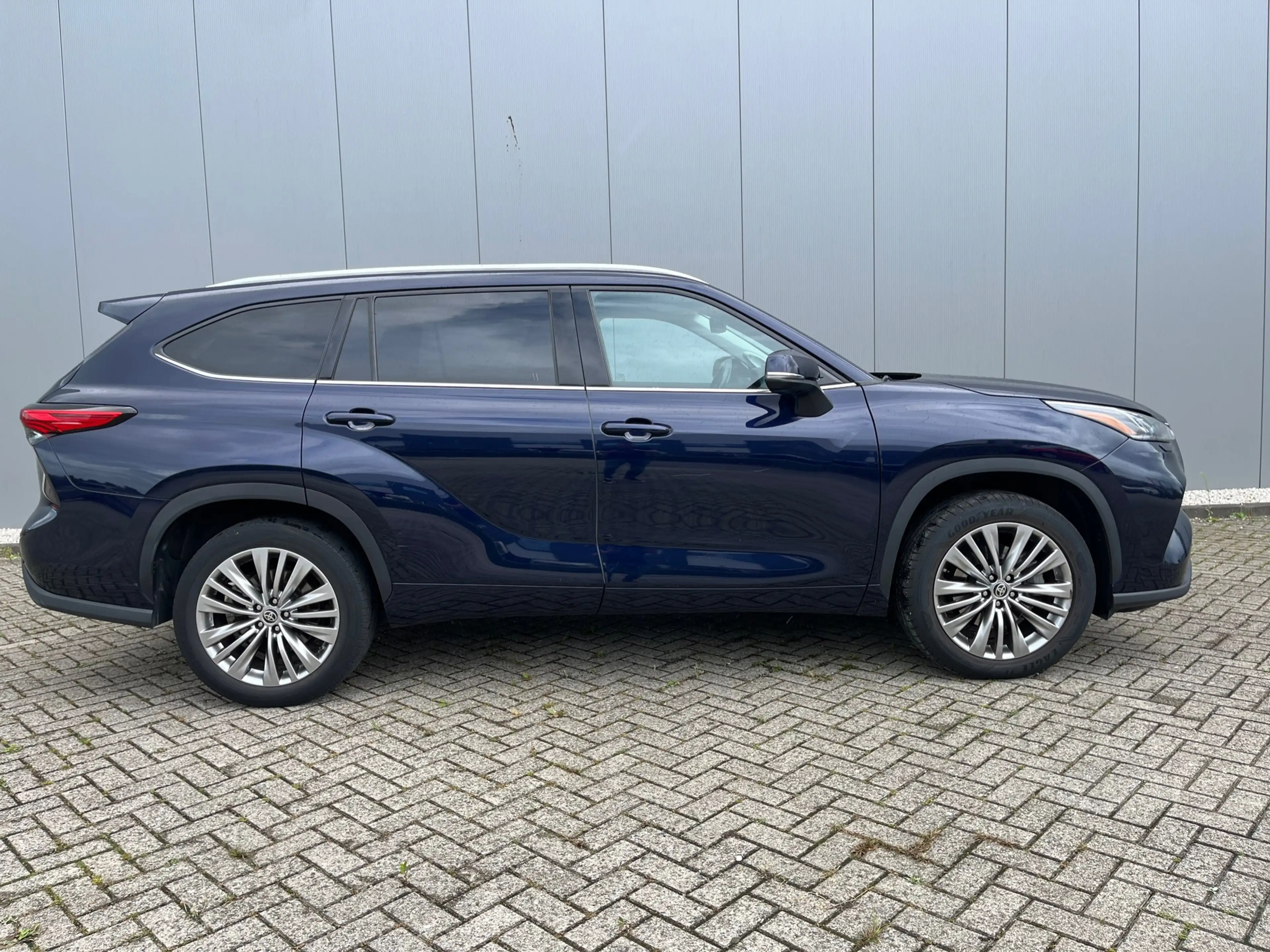 Toyota Highlander 2.5 AWD Hybrid Executive 7P — photo 8
