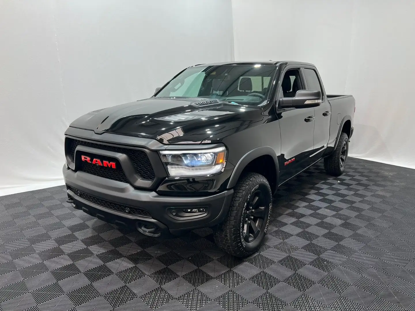 Dodge RAM 1500 Rebel Quad Cab 4x4 * HUD,LUFT* Schwarz - 2