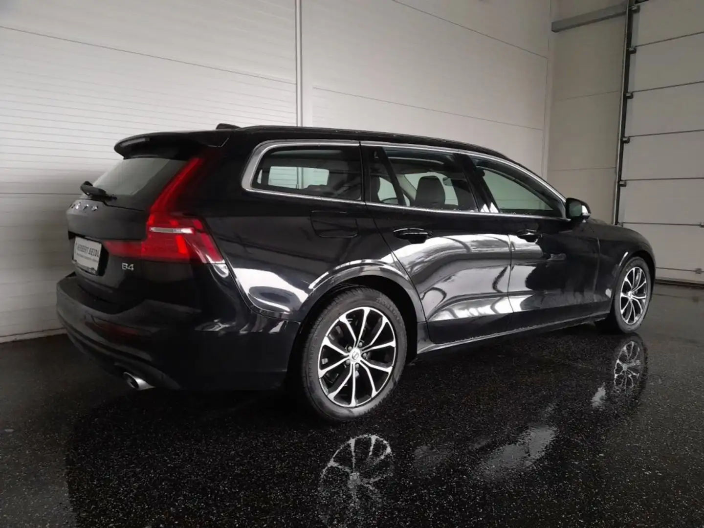 Volvo V60 B4 MOMENTUM Pro B4 Aut *LED / NAVI / VIRTUELL / AHV+KAMERA / E-SITZE / SOUND SYSTEM / 2 ZONEN KLIMA* Schwarz - 2