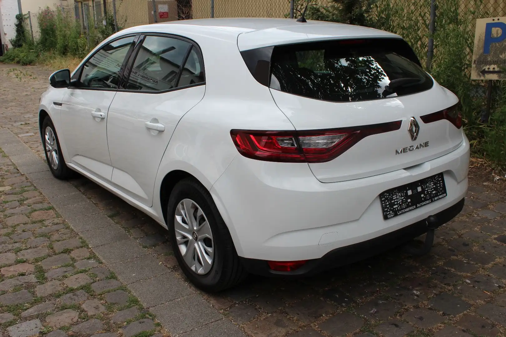 Renault Megane Lim. 1.3 TCE 5-trg. Life abnehmbare AHK Weiß - 2