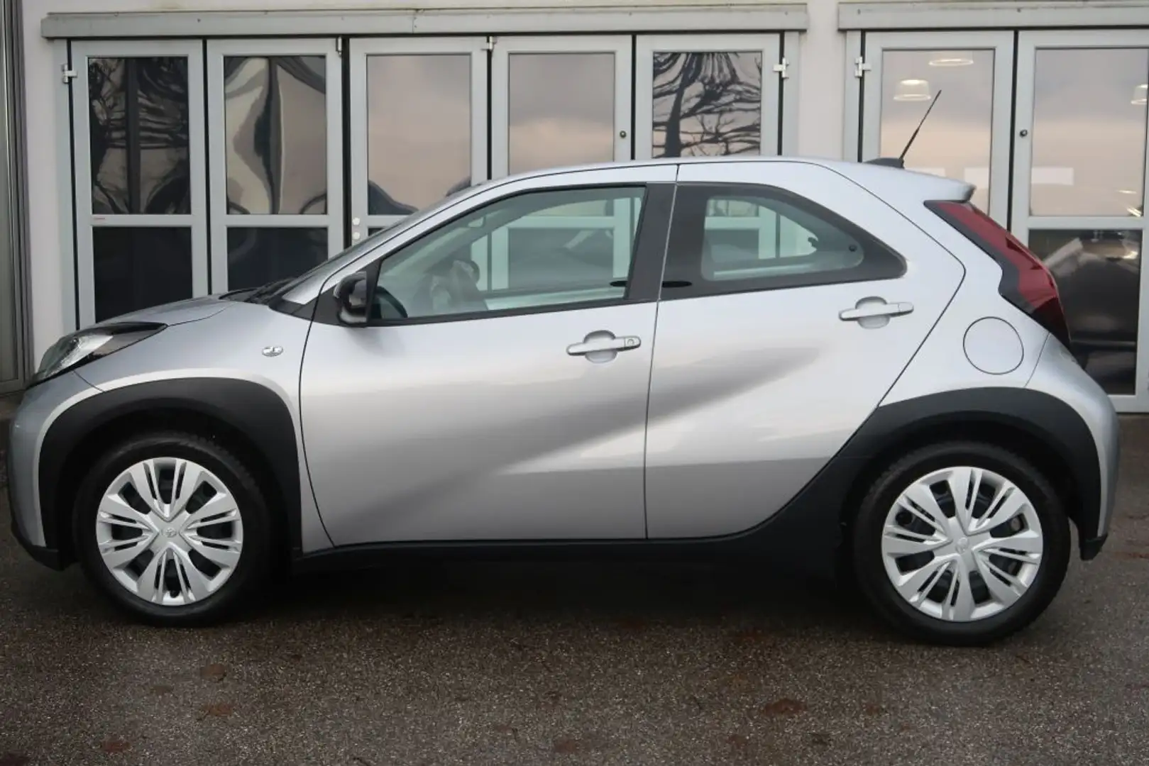 Toyota Aygo X Play Silber - 2