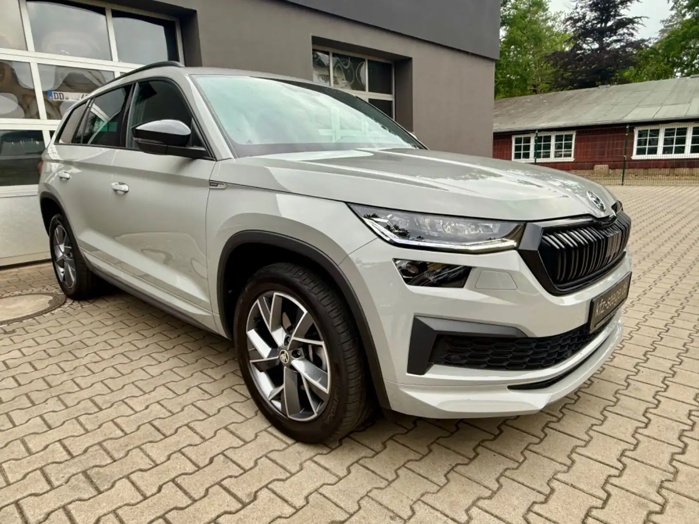 Skoda Kodiaq Sportline 4x4/ViCo/Panorama/ACC/Navi/AHZV Grau - 2