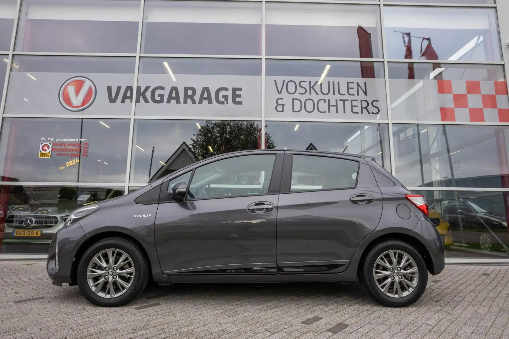 Toyota Yaris 1.5 Hybrid Executive | Navigatie | Lane assist | B Grijs - 2