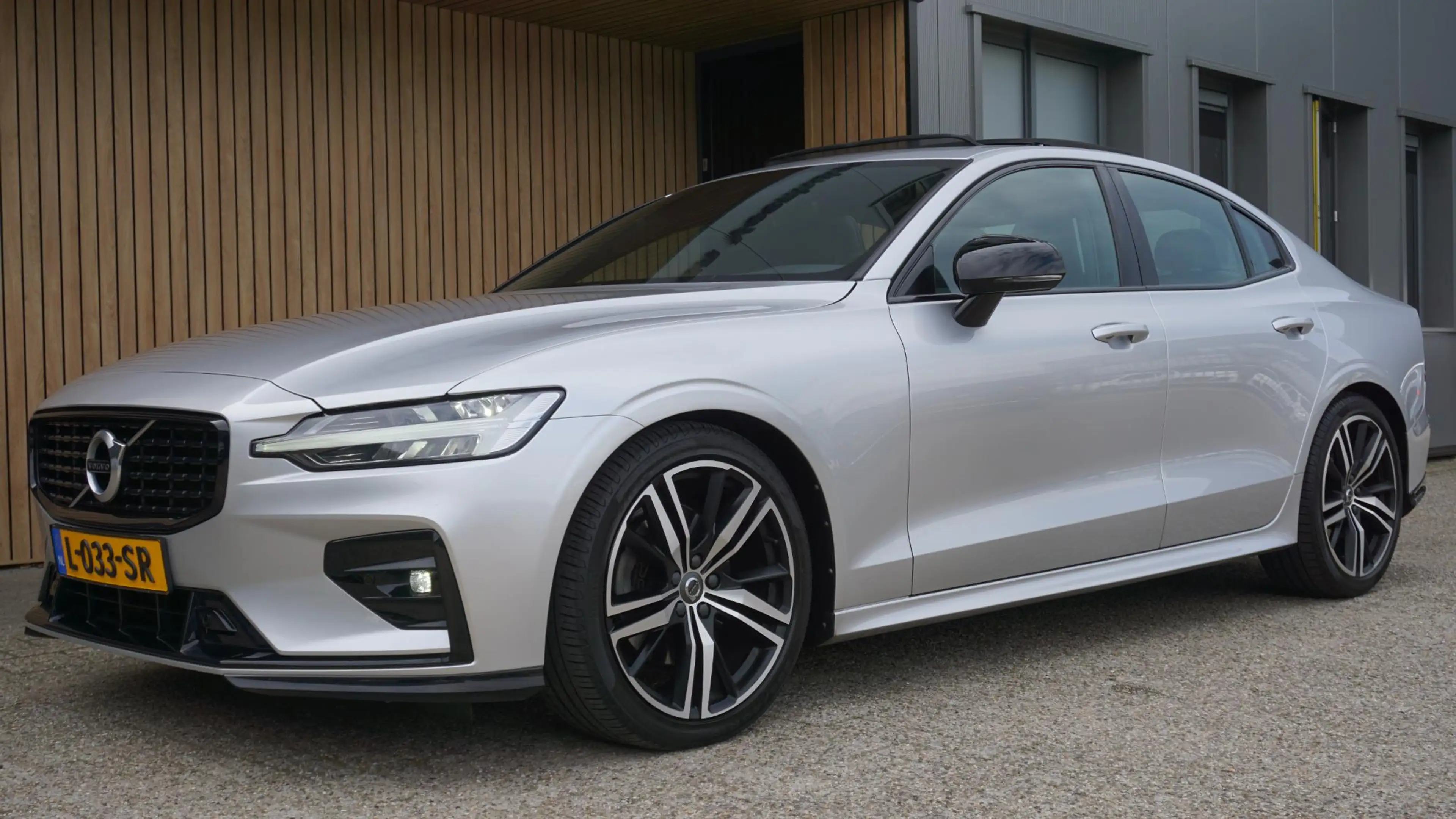 Volvo S60 2.0 163pk B3 R-Design & Style-Pack Pano.Dak *Black — photo 4