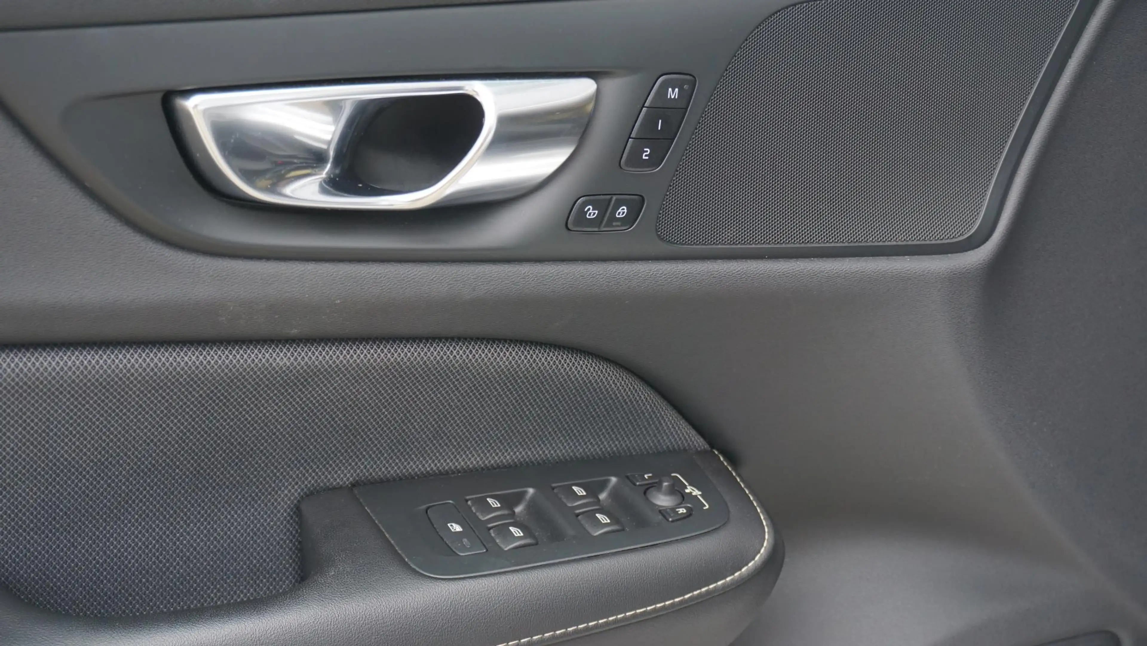 Volvo S60 2.0 163pk B3 R-Design & Style-Pack Pano.Dak *Black — photo 37
