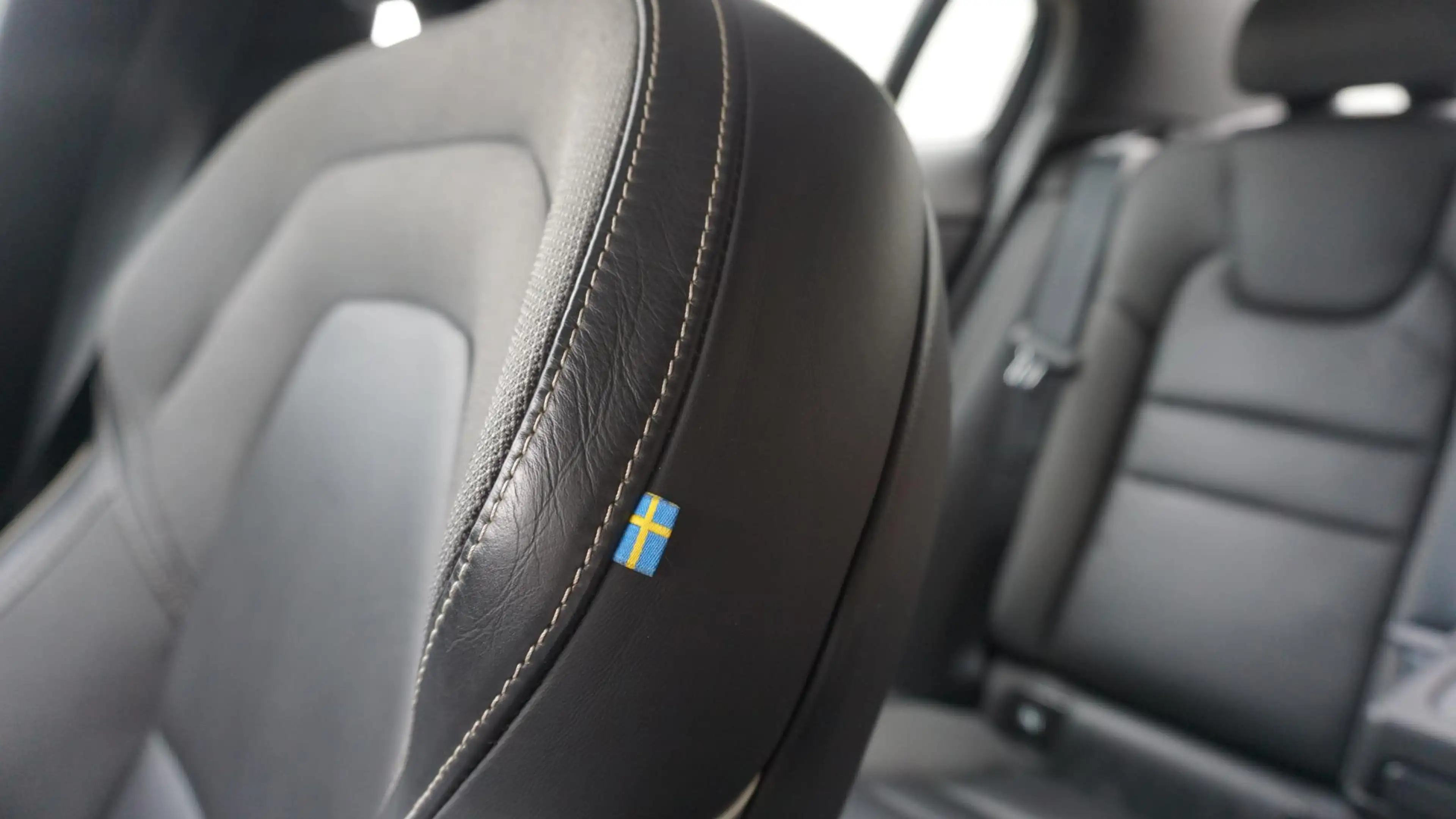 Volvo S60 2.0 163pk B3 R-Design & Style-Pack Pano.Dak *Black — photo 27