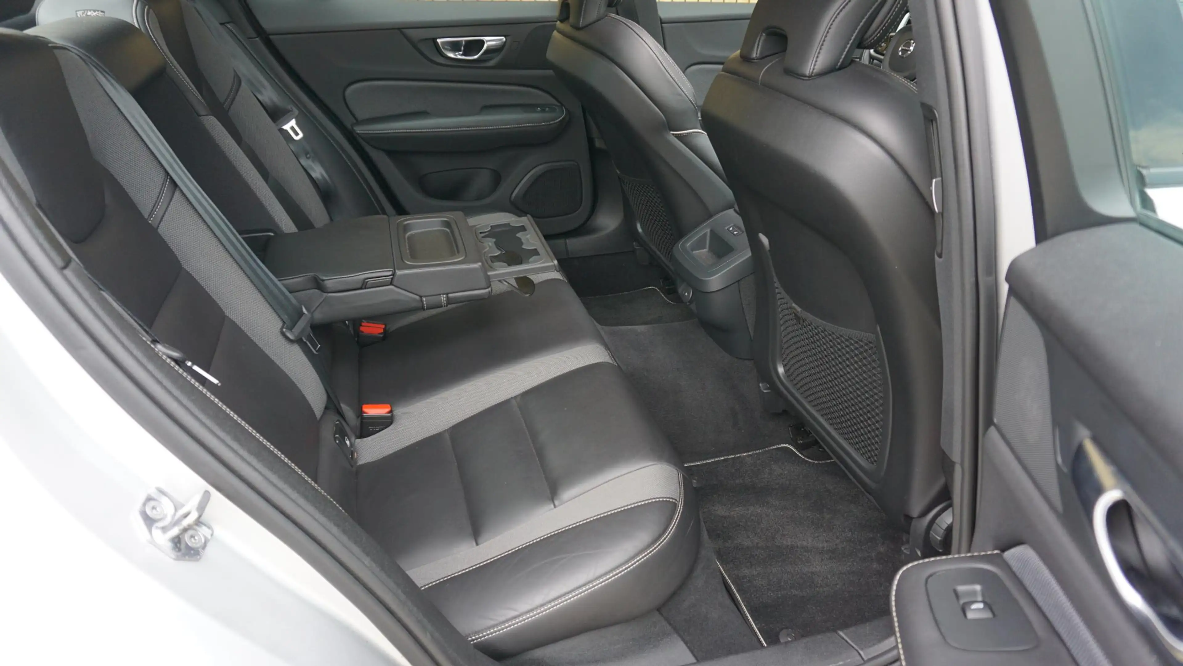 Volvo S60 2.0 163pk B3 R-Design & Style-Pack Pano.Dak *Black — photo 32