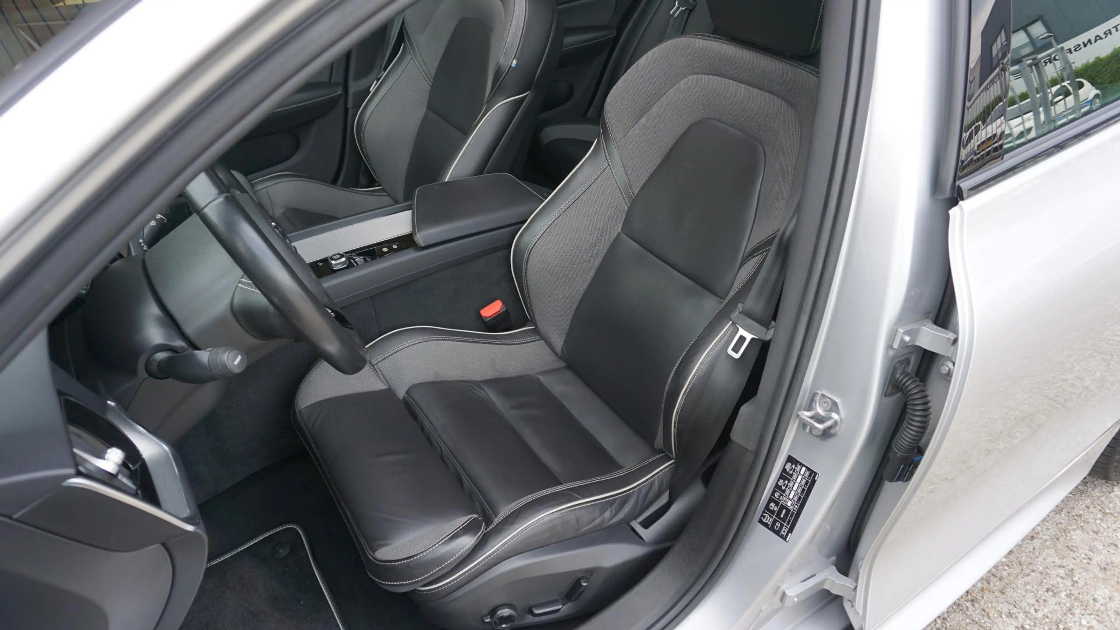 Volvo S60 2.0 163pk B3 R-Design & Style-Pack Pano.Dak *Black — photo 8