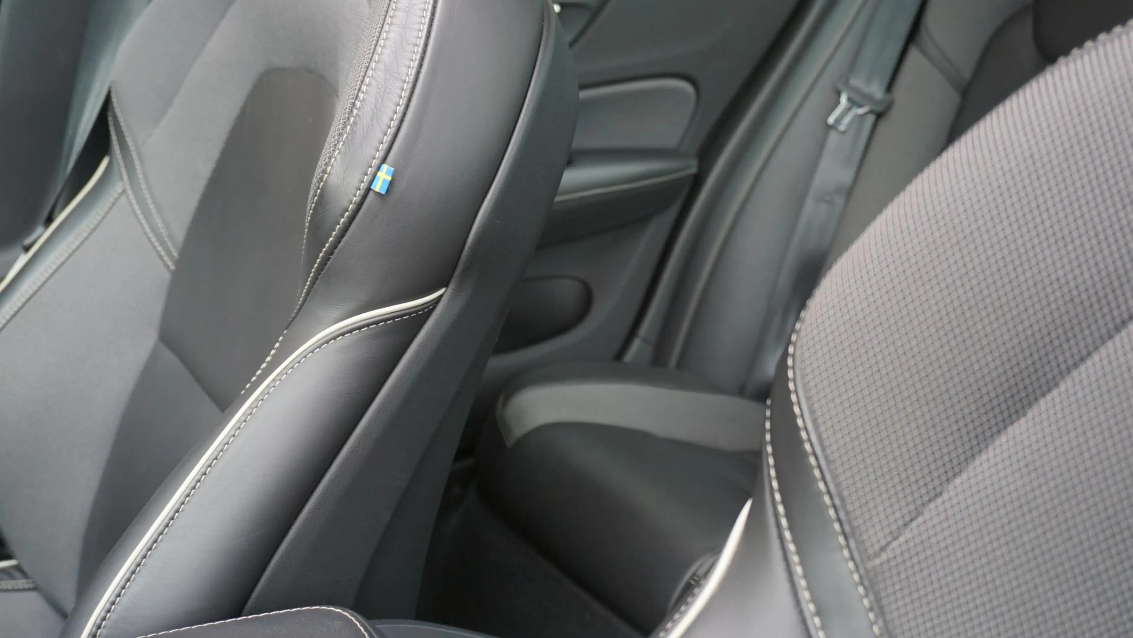 Volvo S60 2.0 163pk B3 R-Design & Style-Pack Pano.Dak *Black — photo 45