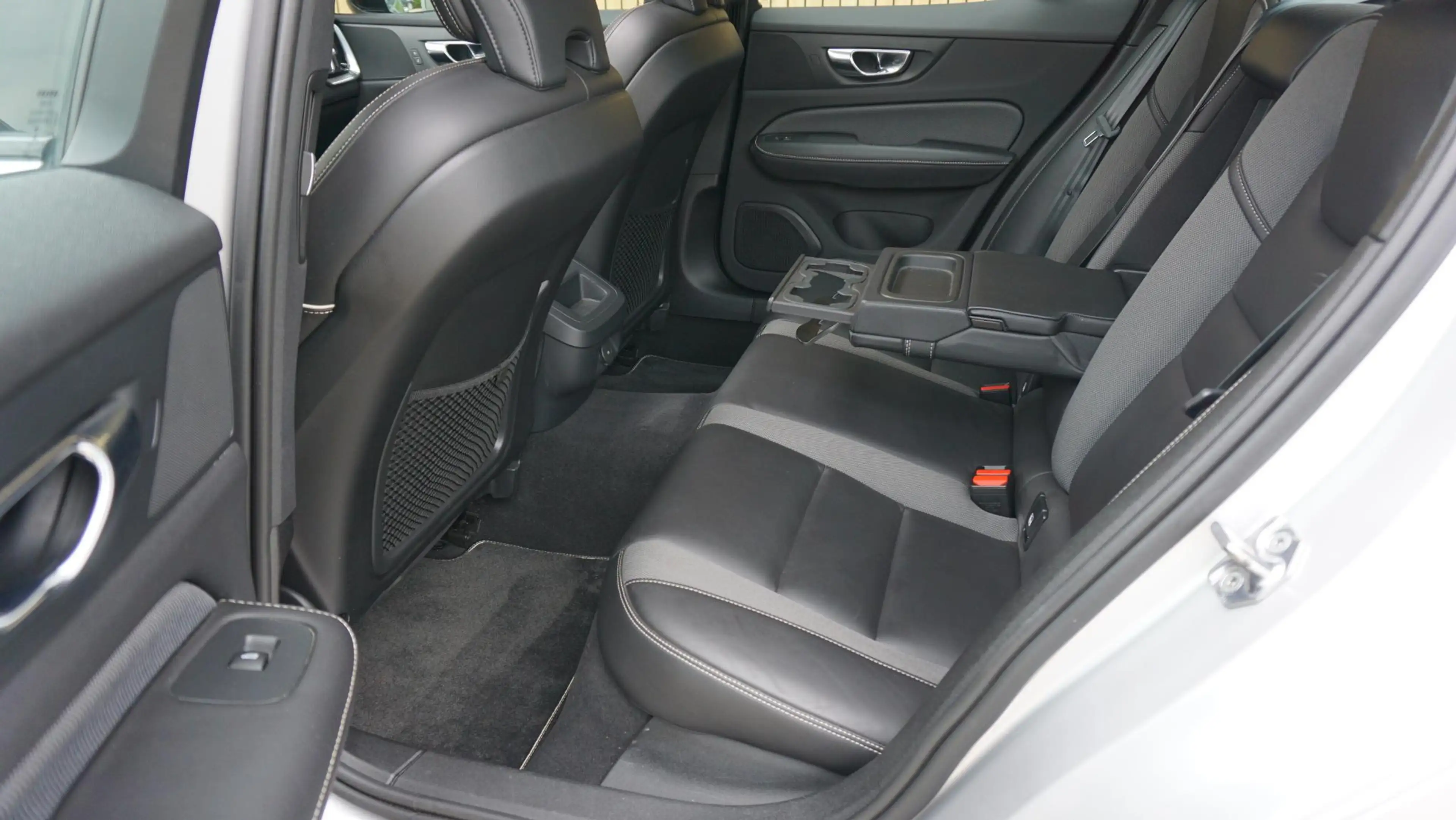 Volvo S60 2.0 163pk B3 R-Design & Style-Pack Pano.Dak *Black — photo 31
