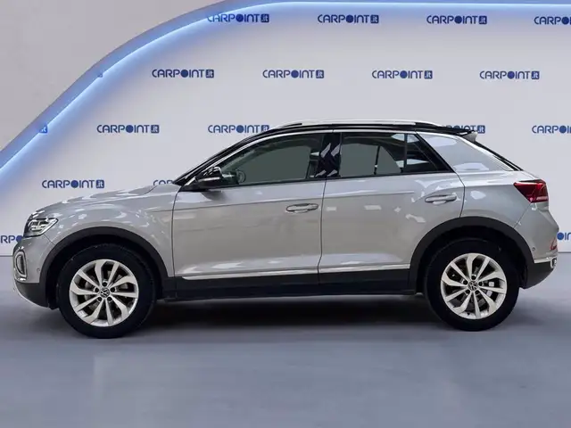 Volkswagen T-Roc view 3