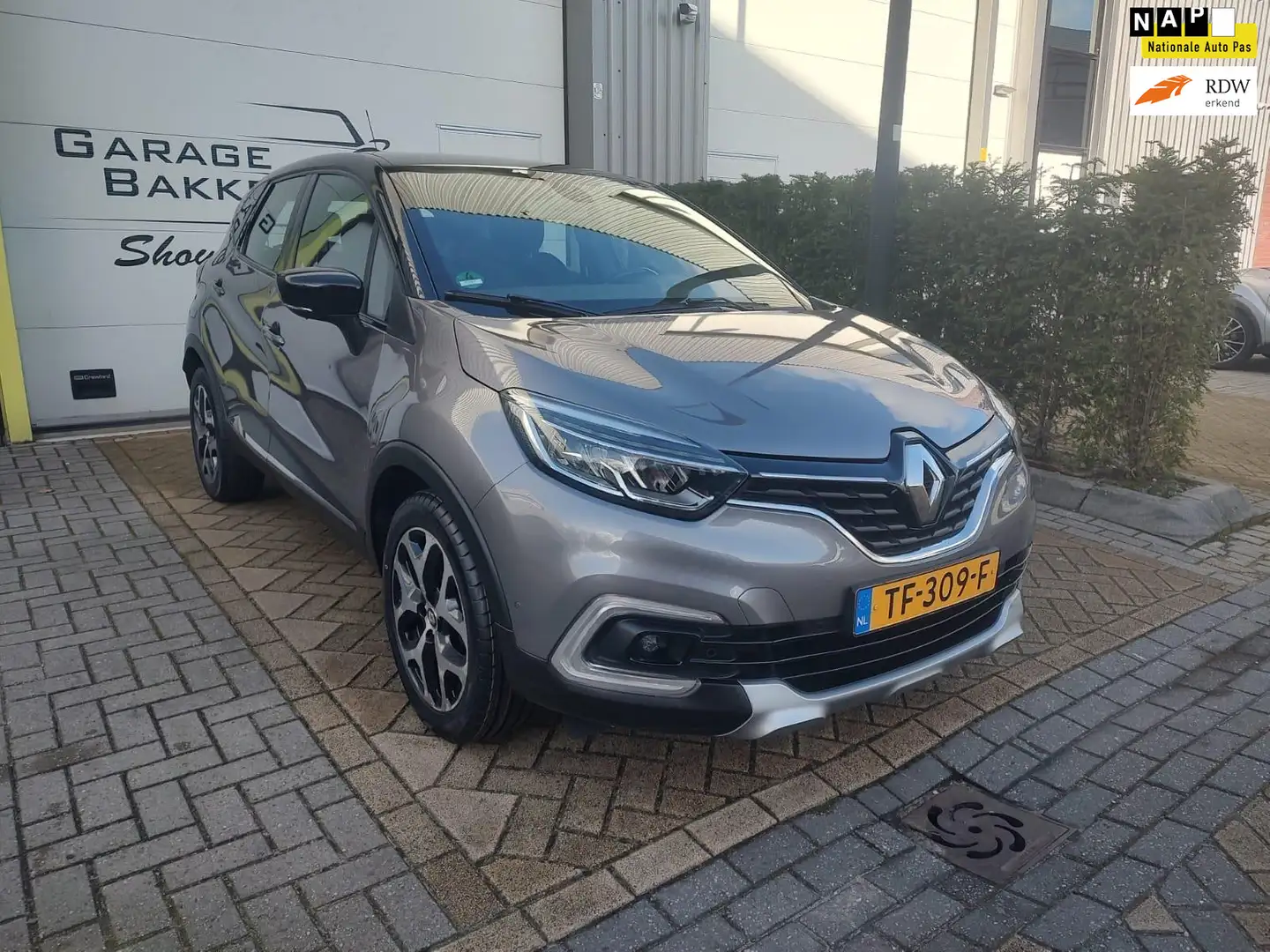 Renault Captur 0.9 TCe Intens Grijs - 1