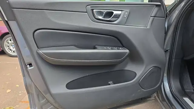 Volvo XC60 view 7