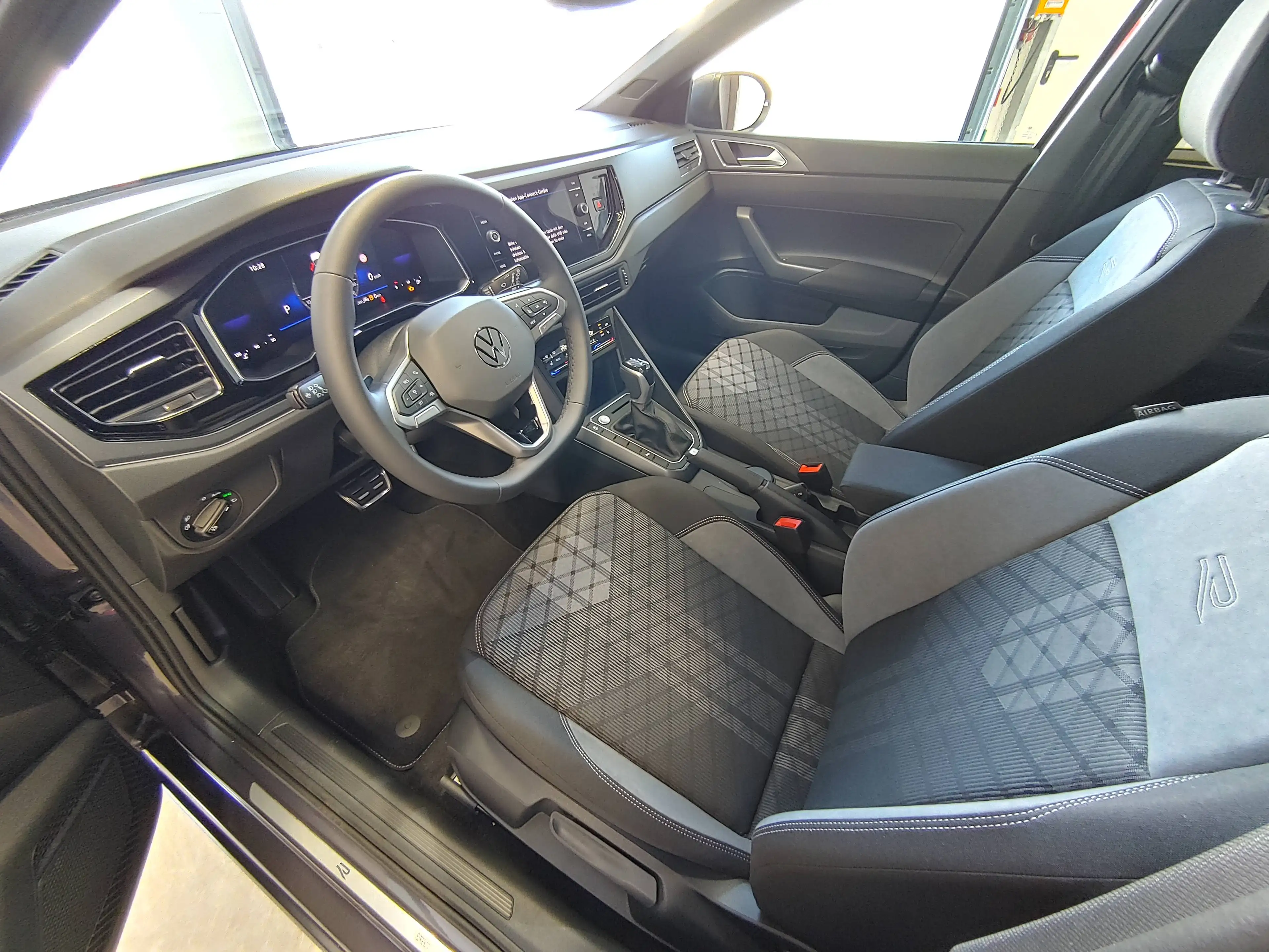 Volkswagen Taigo 1.0 TSI DSG R-Line AHK/Matrix/AppCon/Kam/ACC/4J. — photo 8