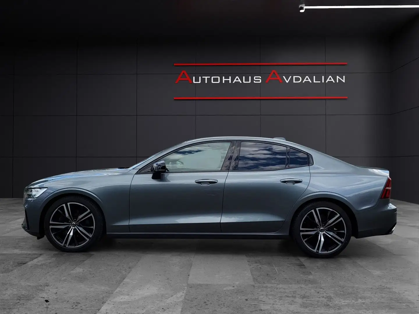 Volvo S60 Lim. B4 R-Design R-KAM|STDHZ|ACC|H&K|SHZ V+H Grau - 2