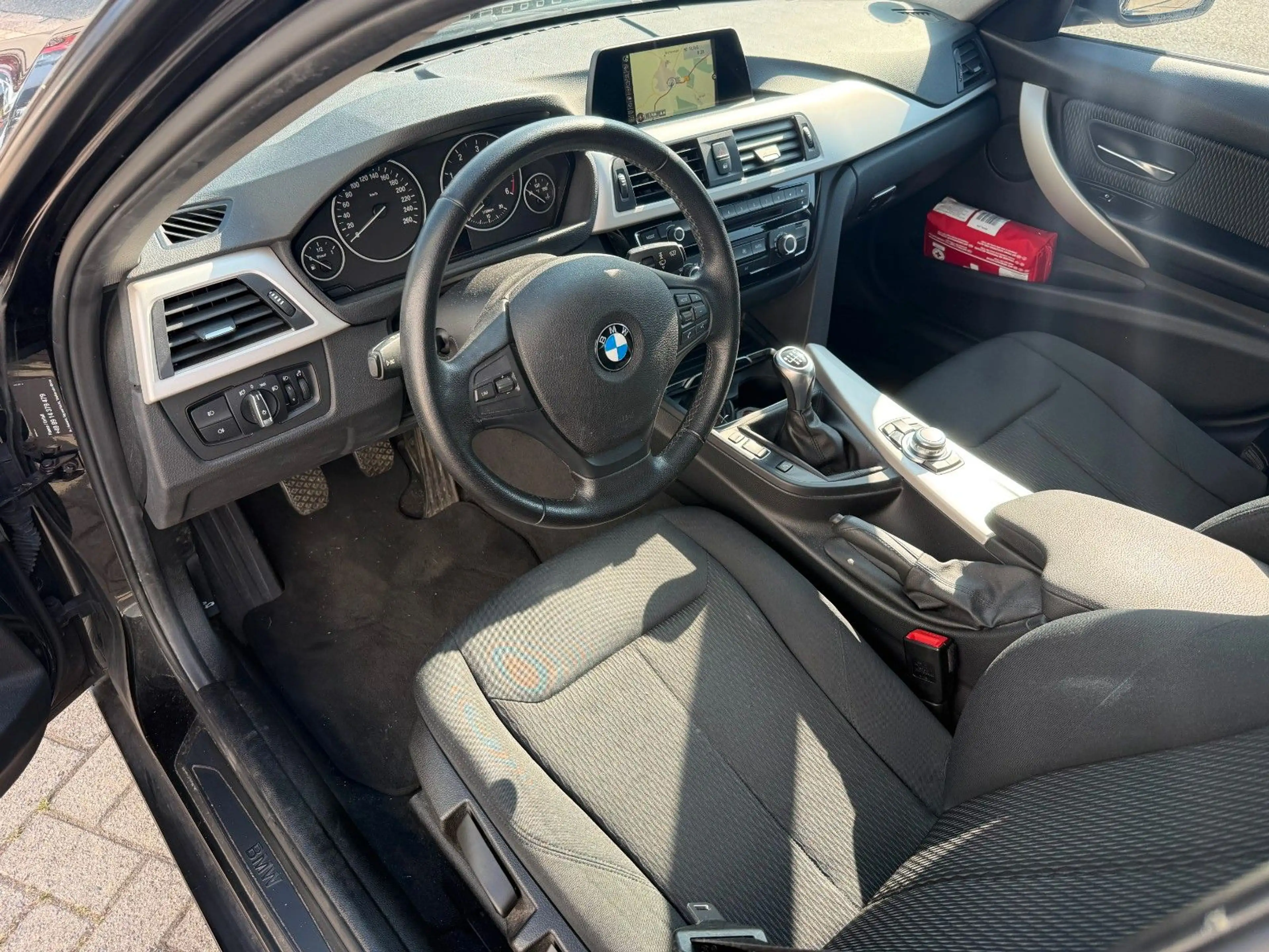 BMW 320 3 Touring 320 d xDrive — photo 14