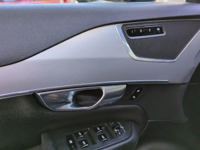 Volvo XC90 view 12