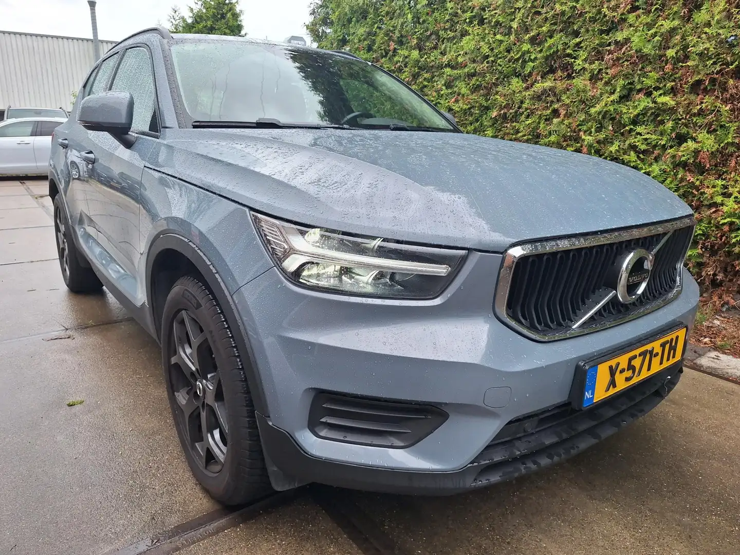 Volvo XC40 2.0 D3 Momentum Grijs - 2