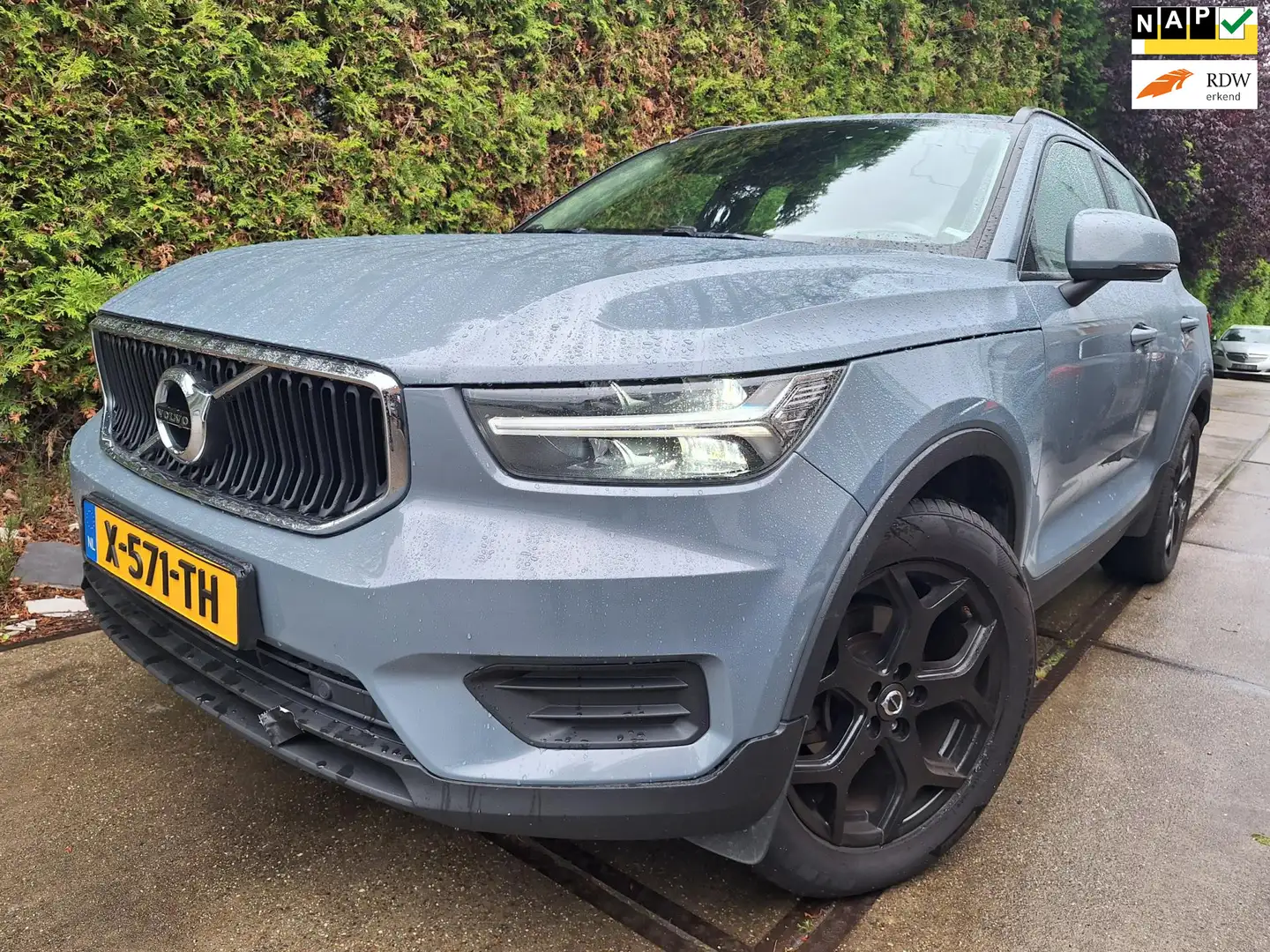 Volvo XC40 2.0 D3 Momentum Grijs - 1