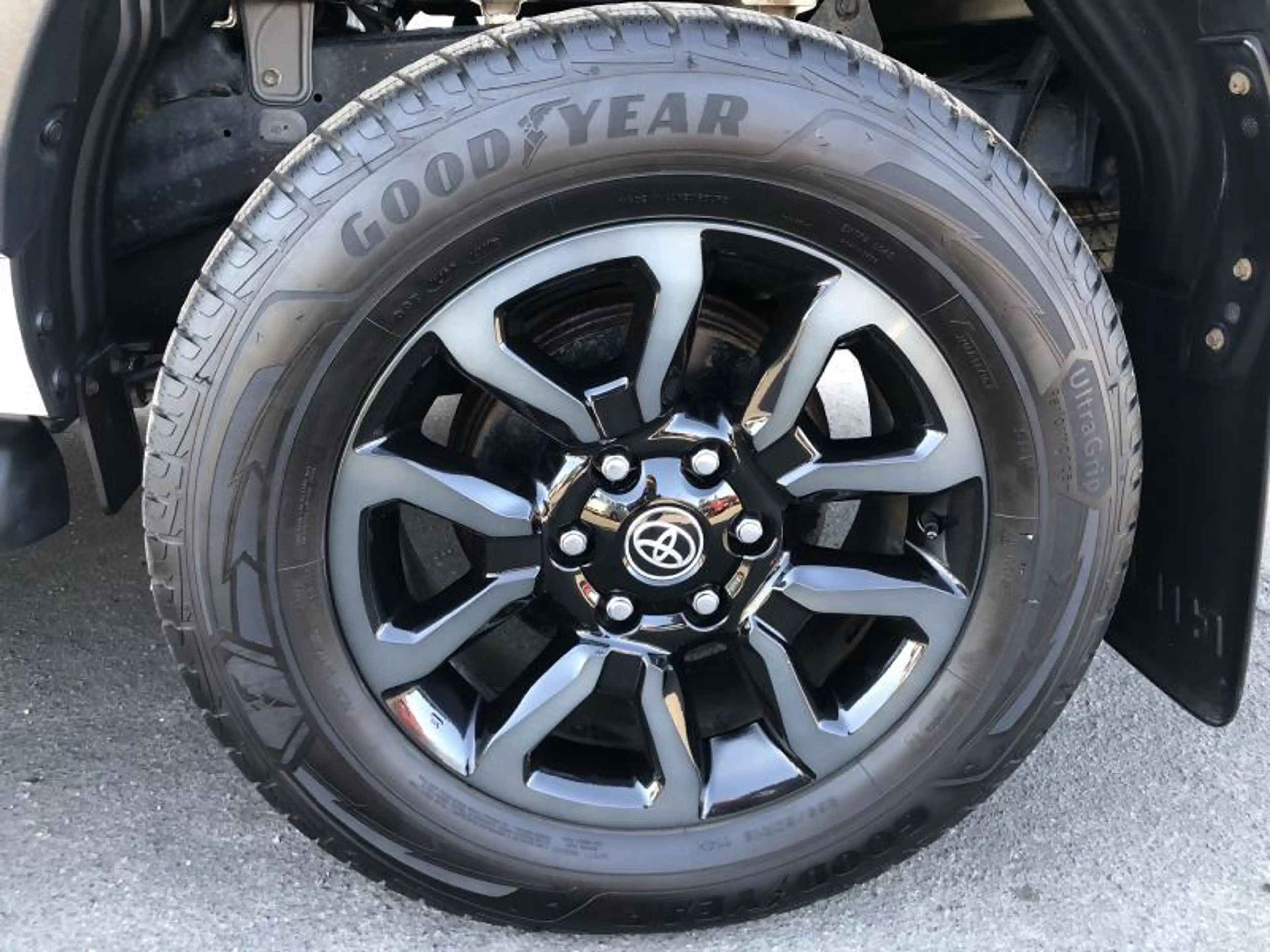 Toyota Hilux Invincible — photo 9