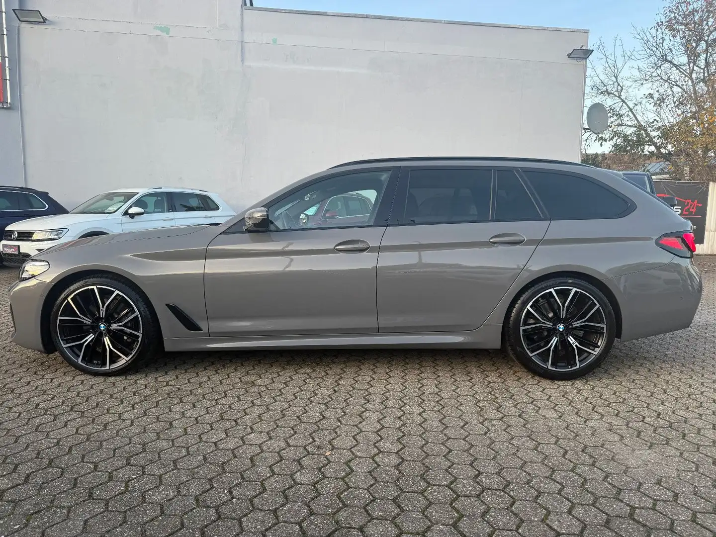 BMW 530 Touring i M Sport*Navi*AHK*Leder* Grau - 2