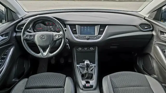 Opel Grandland view 8