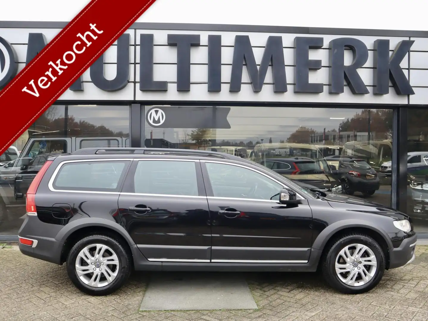 Volvo XC70 2.4 D4 5 Cilinder AWD Summum Zwart - 2