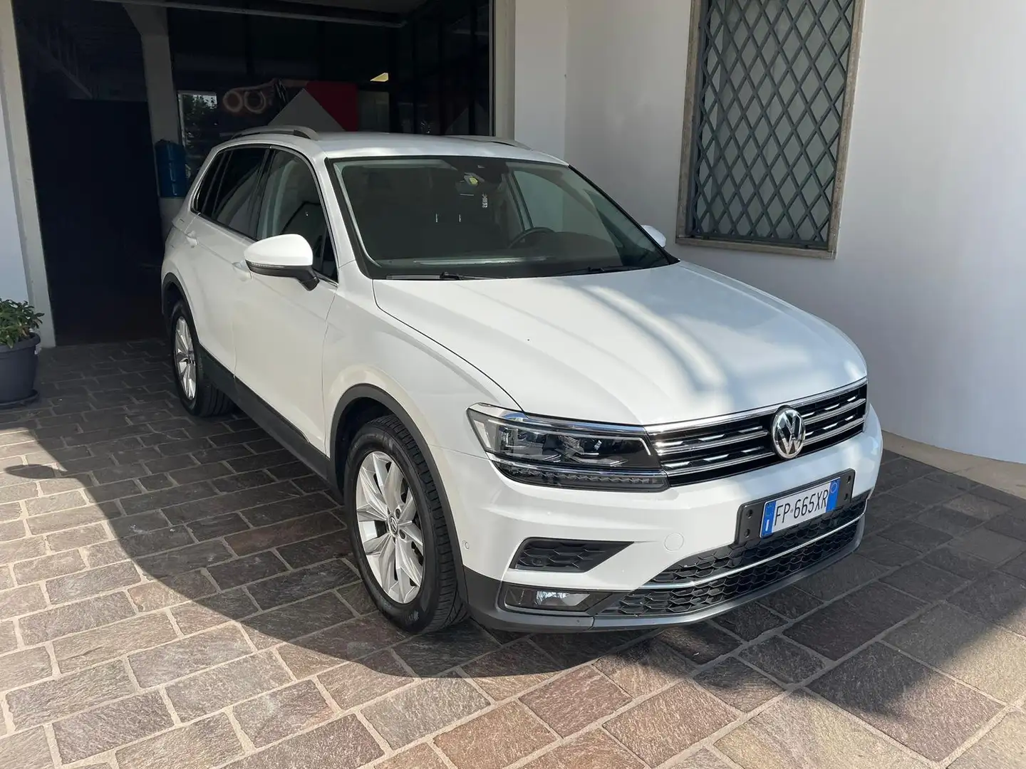 Volkswagen Tiguan Tiguan 2.0 tdi Executive 4motion 150cv dsg Bianco - 2