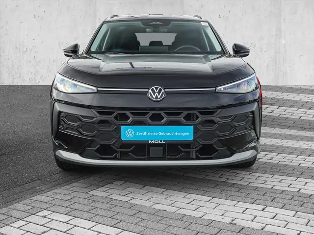 Volkswagen T-Roc view 3