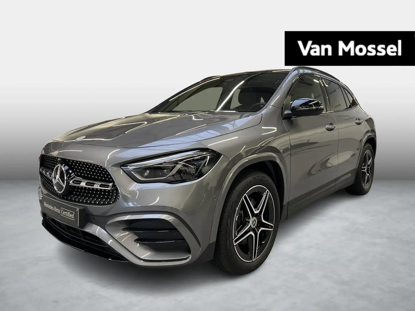 Mercedes-Benz GLA 180 Star Edition + AMG + PANORAMISCH DAK + TREKHAAK + Grijs - 1