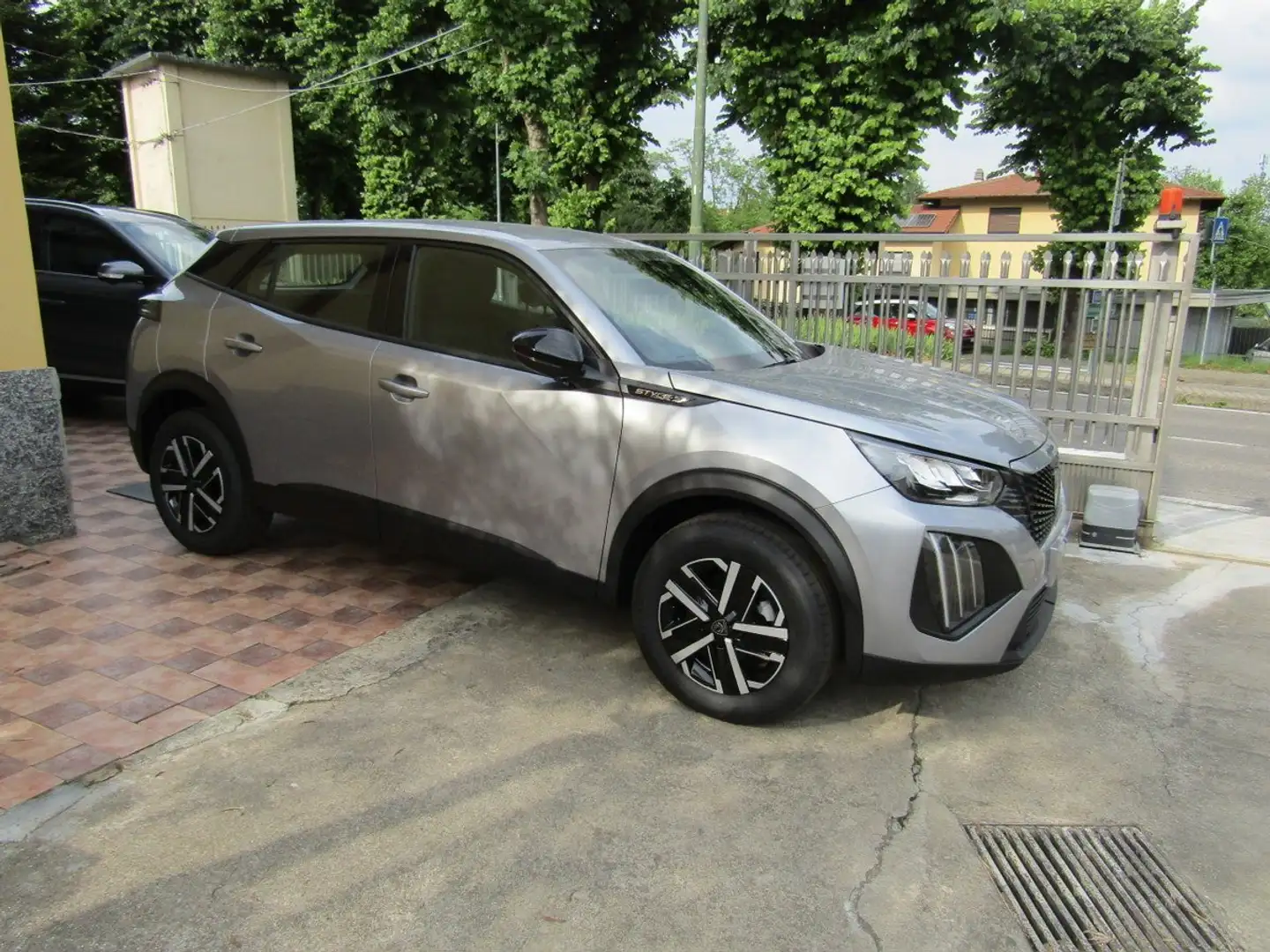 Peugeot 2008 2008 1.2 puretech Style Grigio - 1