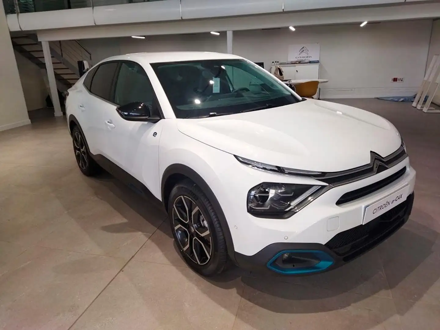 Citroen C4 X Eléctrico Shine 100kW Blanco - 1