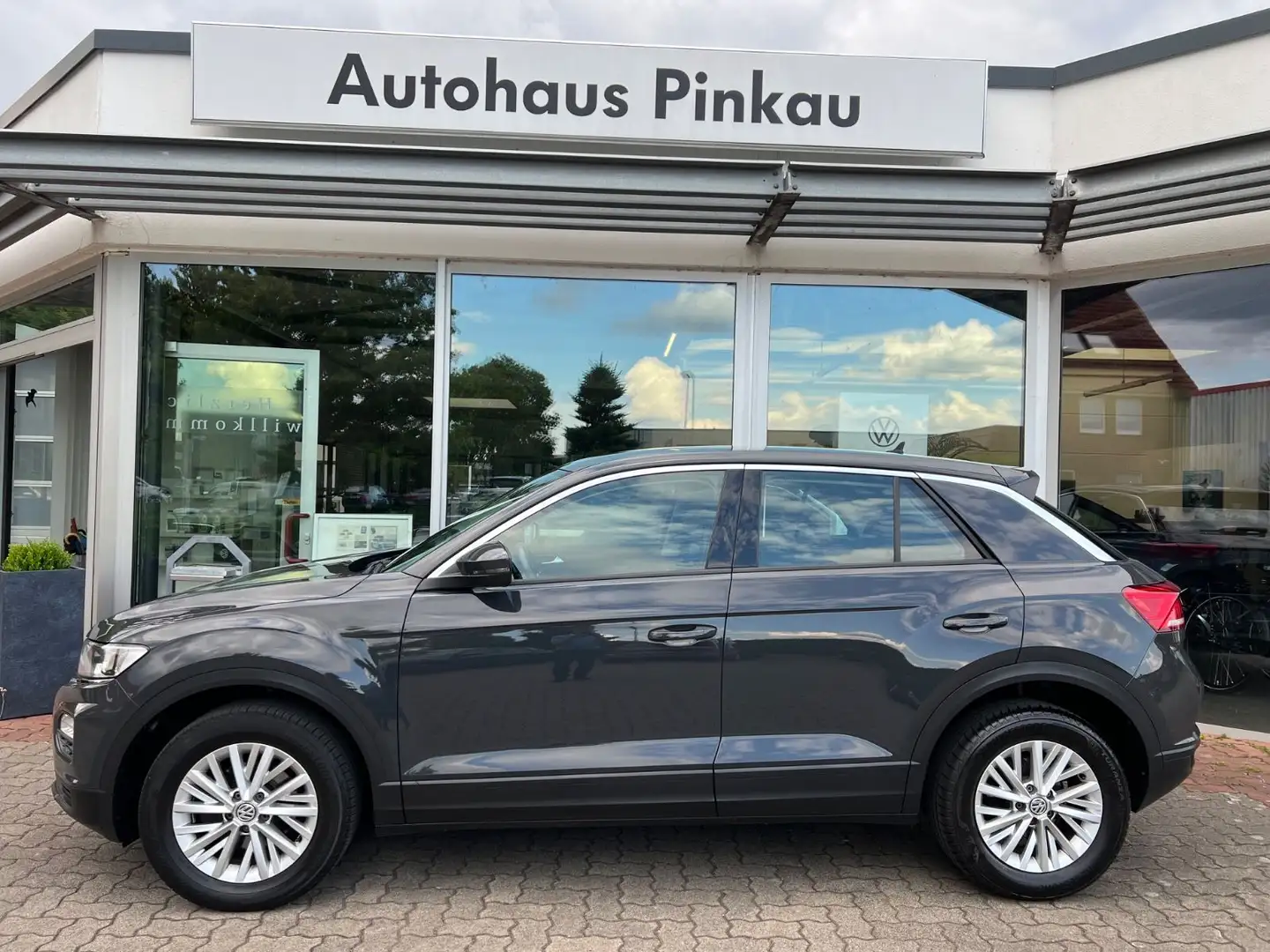 Volkswagen T-Roc 1.0 TSI Trendline Einparkhilfe Sitzheizung Grau - 2