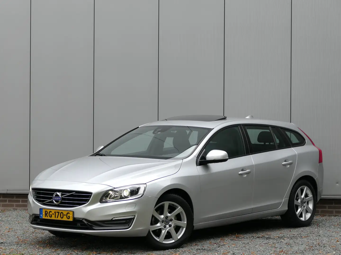 Volvo V60 T2 AUT Polar+ Dynamic 12 MND garantie Schuifdak / Gris - 1