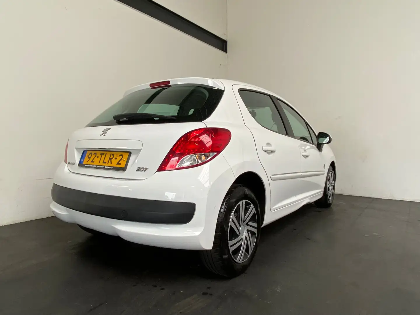 Peugeot 207 1.4 VTi Urban Move APK 06-26 Wit - 2