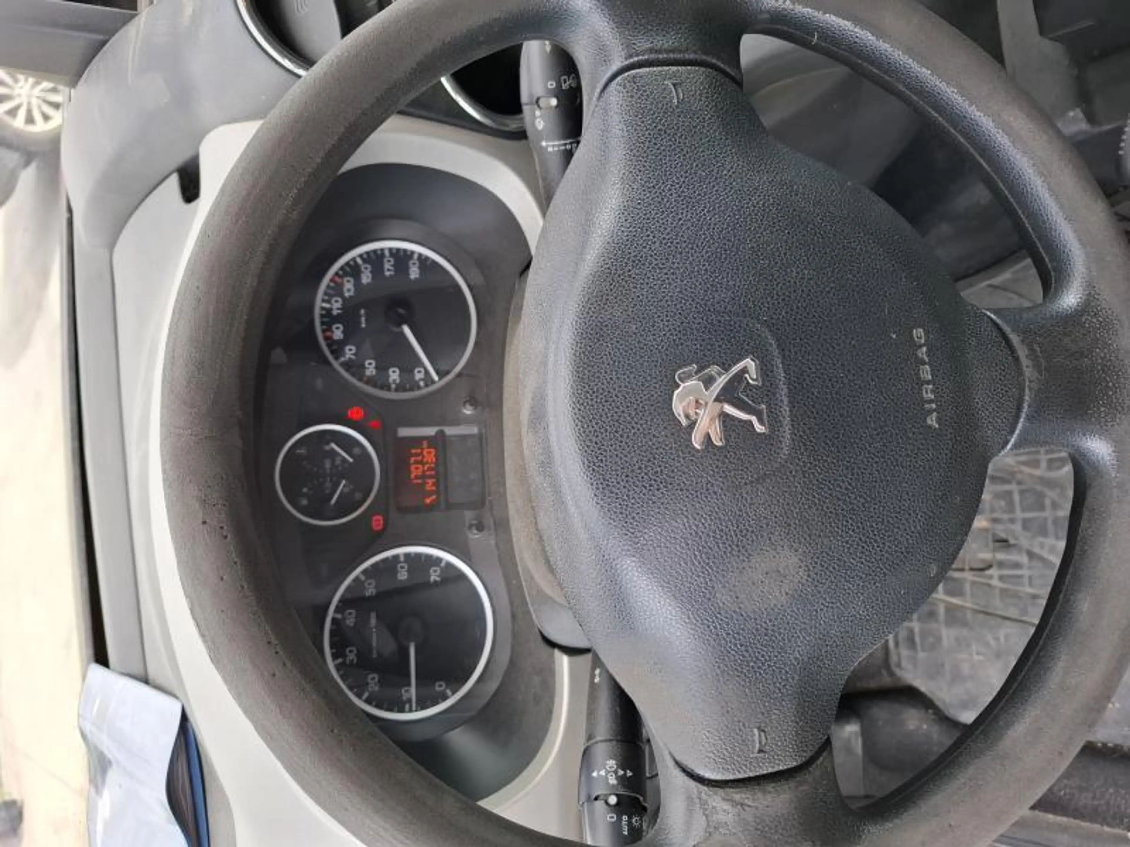 Peugeot Partner Partner Tepee Outdoor 1.6 e-HDi Outdoor STT — photo 7