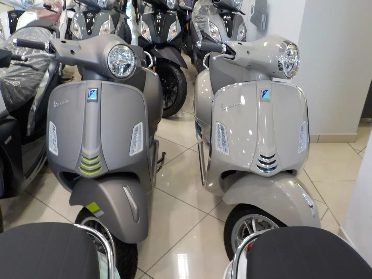 Piaggio GTS 300 Vespa GTS 300 SuperTech HPE - RCA+TASSO 0 Grey - 1